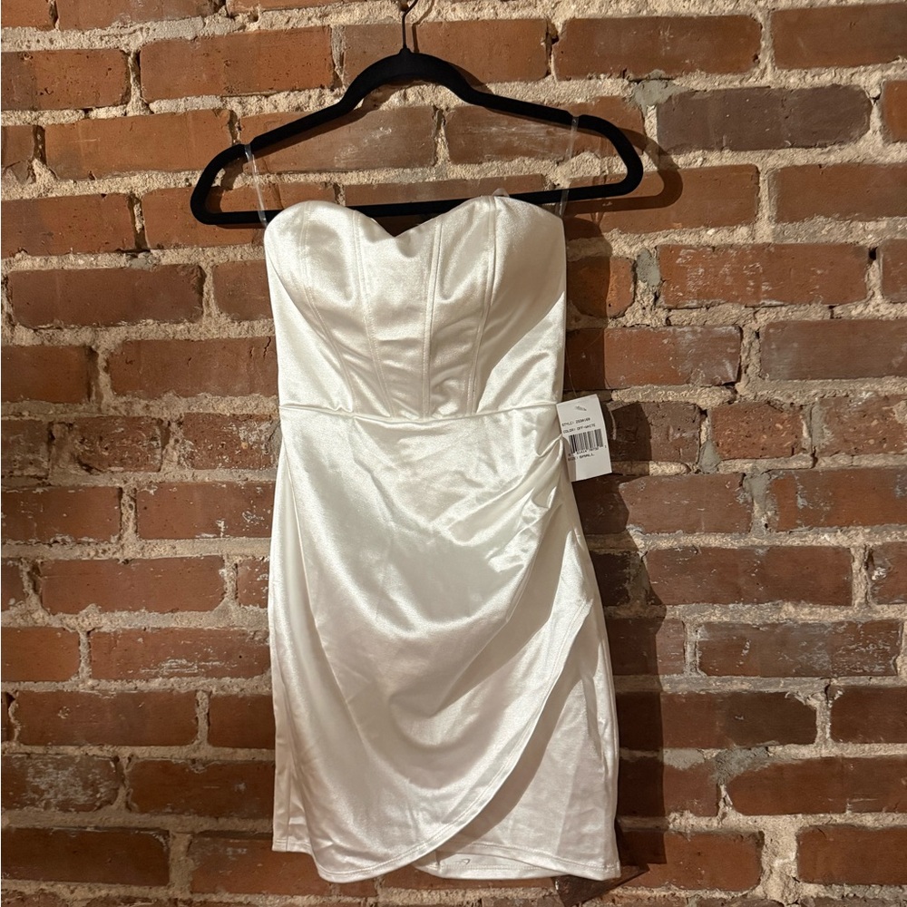 Chic Strapless White Dress